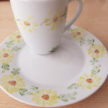 Plato y taza de porcelana esmaltado, pintado a mano, margaritas, objeto artesanal, arte floral, únicos .