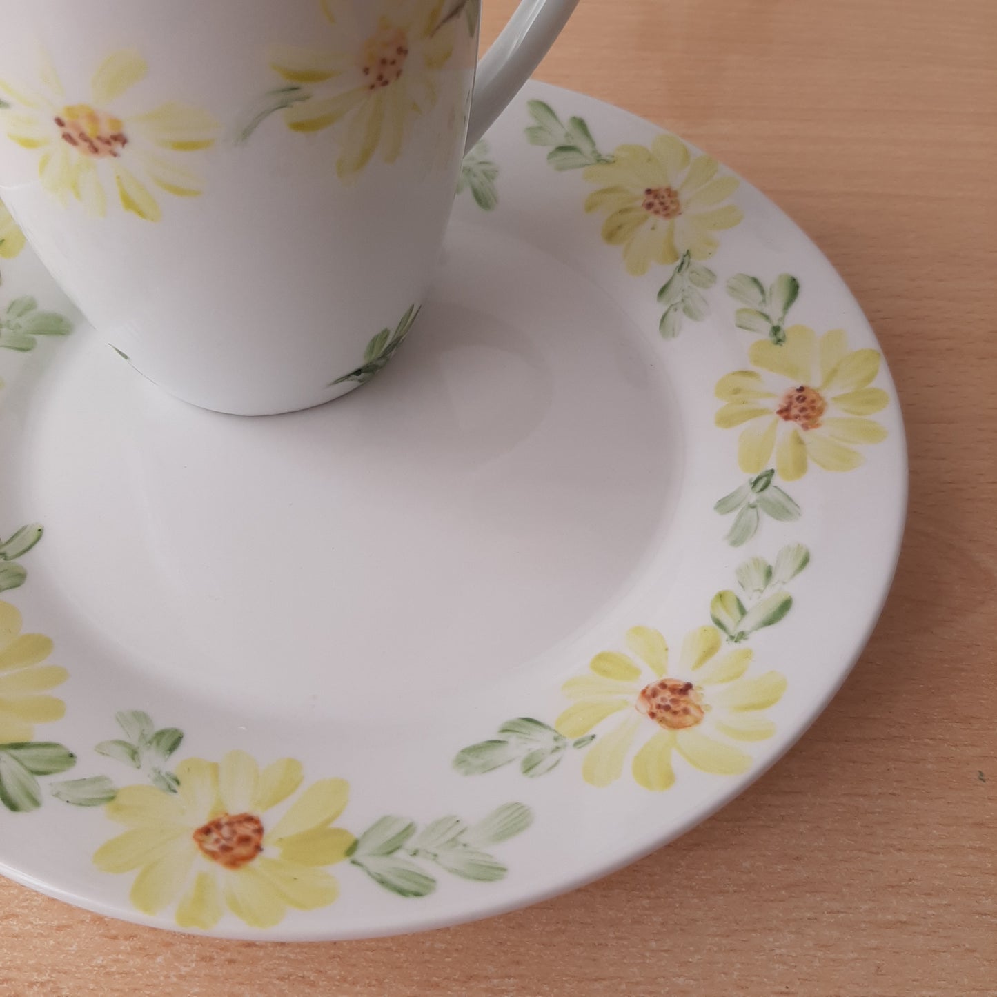 Plato y taza de porcelana esmaltado, pintado a mano, margaritas, objeto artesanal, arte floral, únicos .