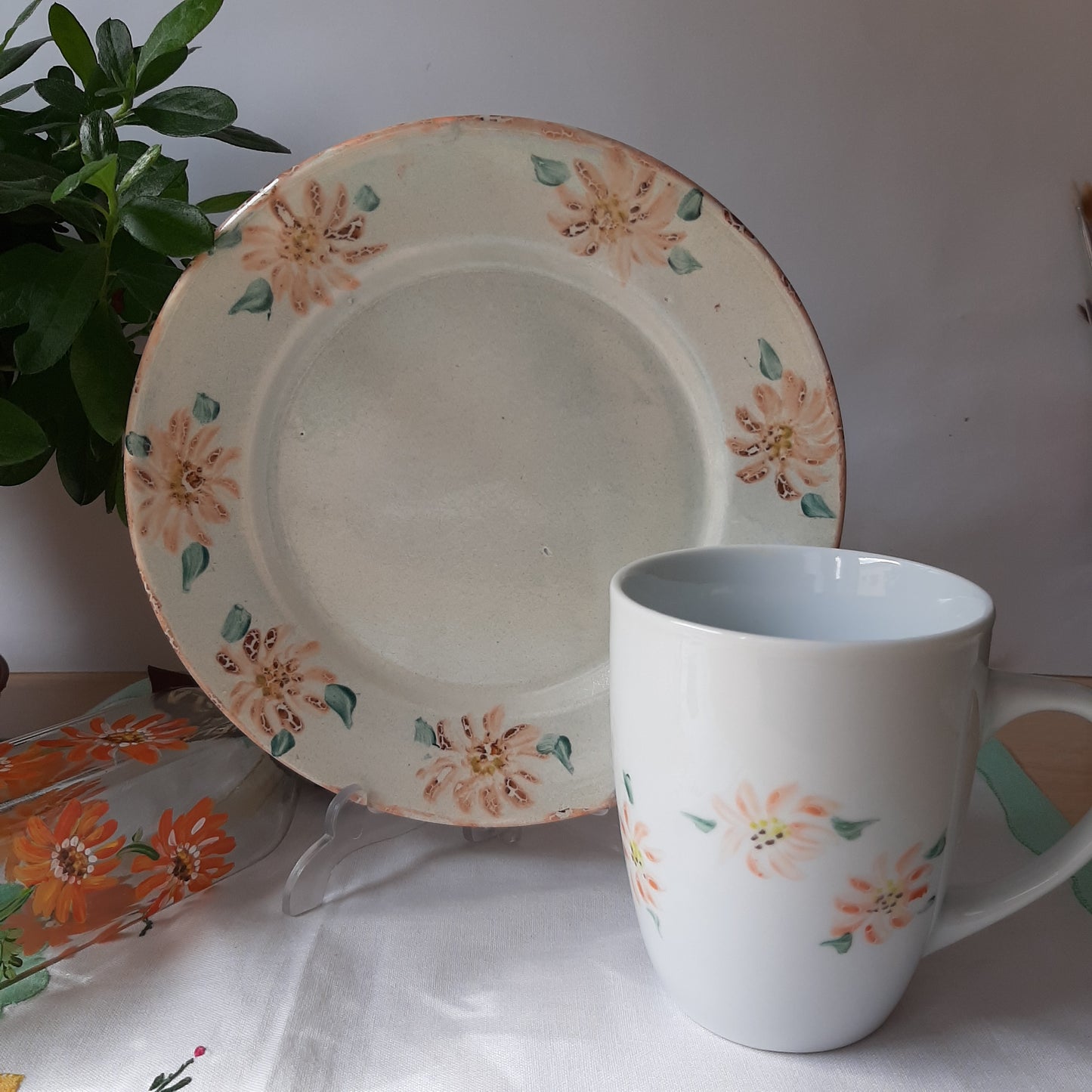 Plato y taza de porcelana esmaltado, pintado a mano, caléndula,  objeto artesanal, arte floral.