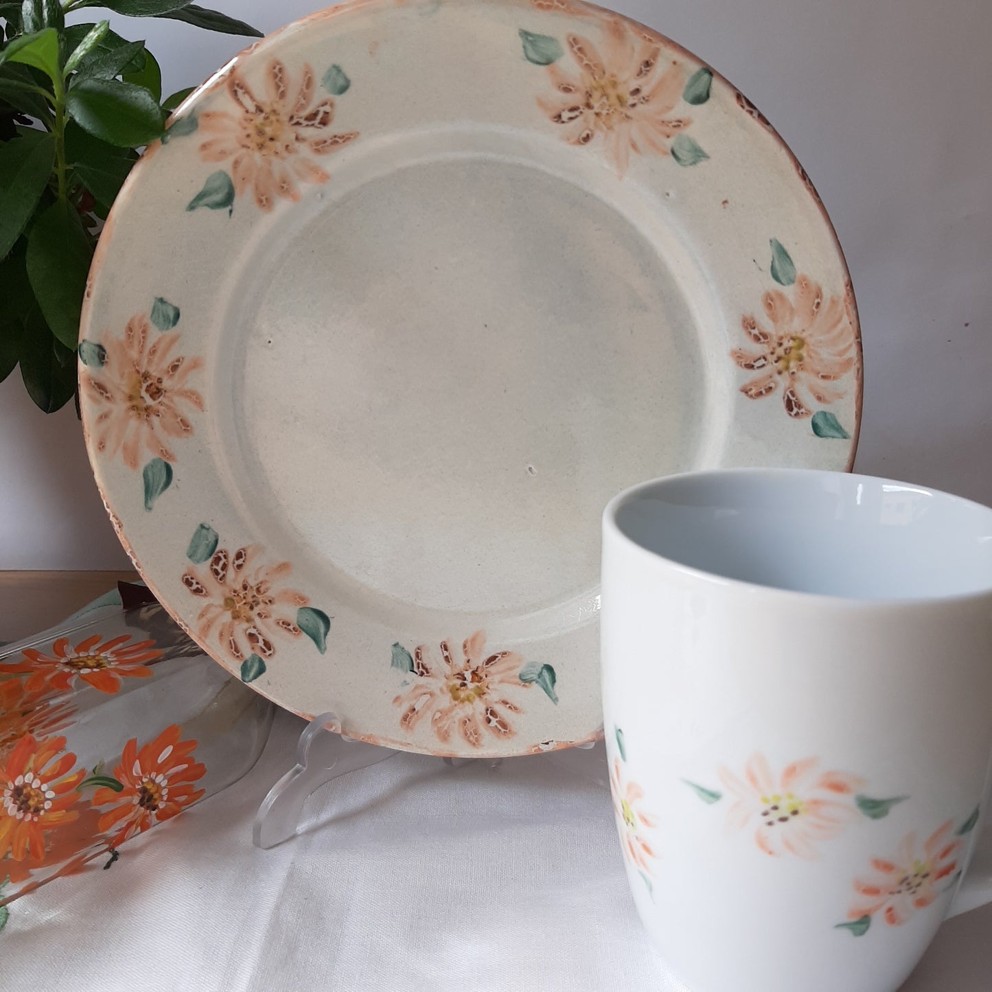 Plato y taza de porcelana esmaltado, pintado a mano, caléndula,  objeto artesanal, arte floral.