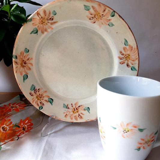 Plato y taza de porcelana esmaltado, pintado a mano, caléndula,  objeto artesanal, arte floral.