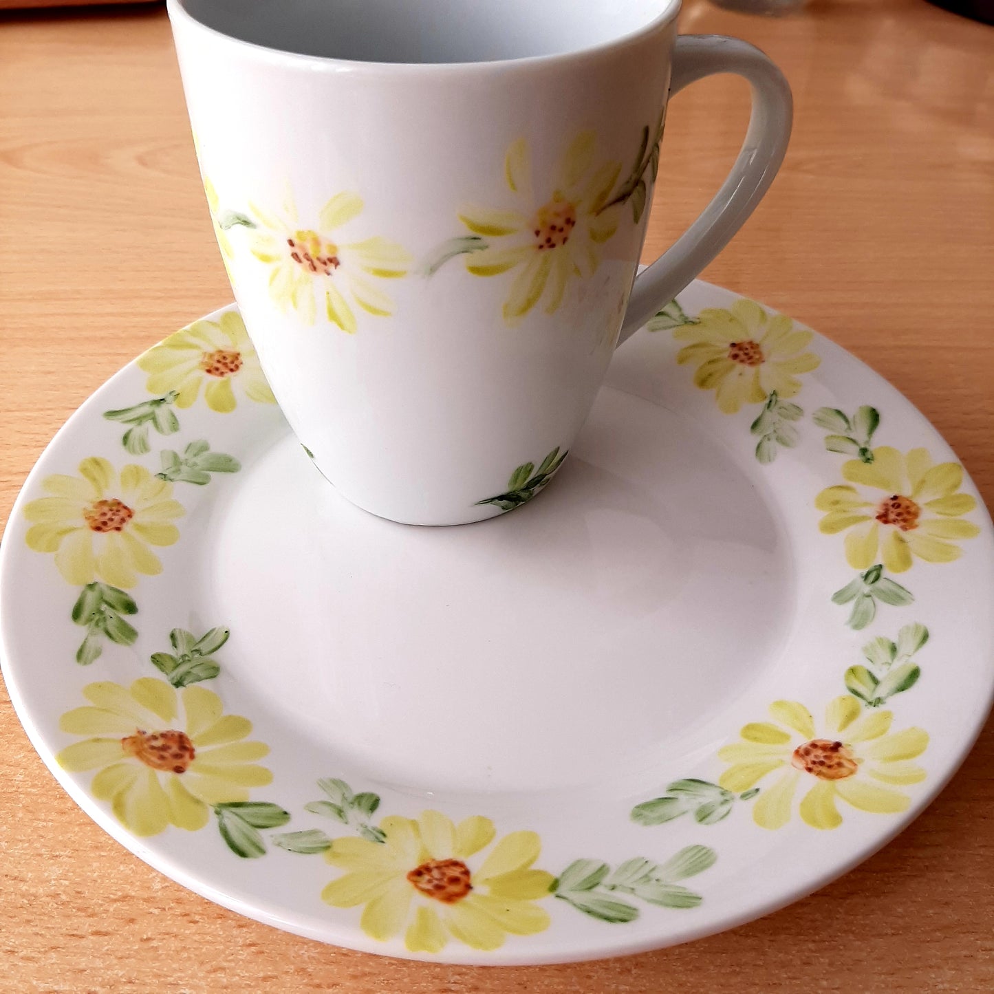 Plato y taza de porcelana esmaltado, pintado a mano, margaritas, objeto artesanal, arte floral, únicos .