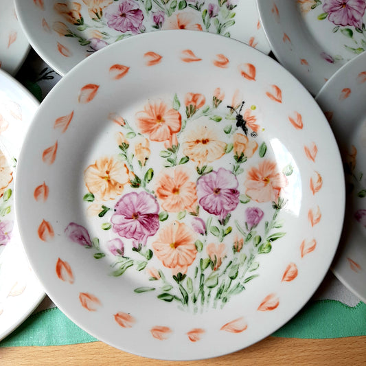 Inspirada en la naturaleza, floral, con flores petunias, estilo moderno, única y preciosa, combinando las seis piezas para que sea mas especial ideaal para merienda y para completar una vajilla única.