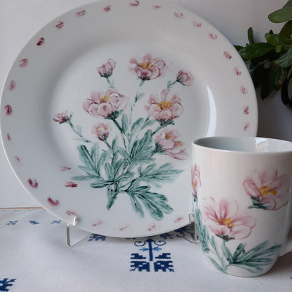 Plato y taza de porcelana esmaltado, pintado a mano, peonia silvestre, objeto artesanal, arte floral, únicos .