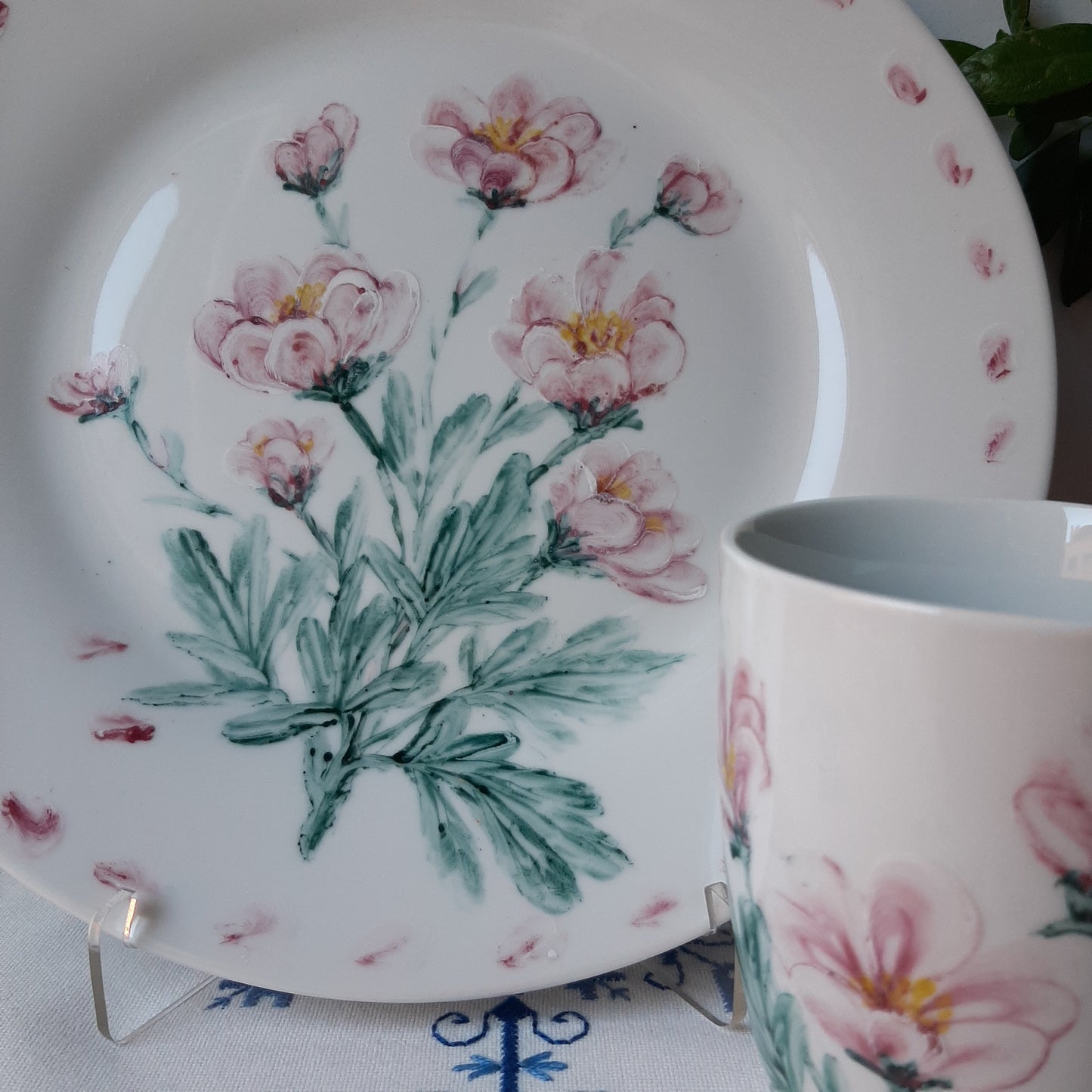 Plato y taza de porcelana esmaltado, pintado a mano, peonia silvestre, objeto artesanal, arte floral, únicos .