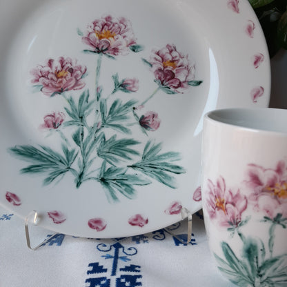 Plato y taza de porcelana esmaltado, pintado a mano, peonia silvestre, objeto artesanal, arte floral, únicos .