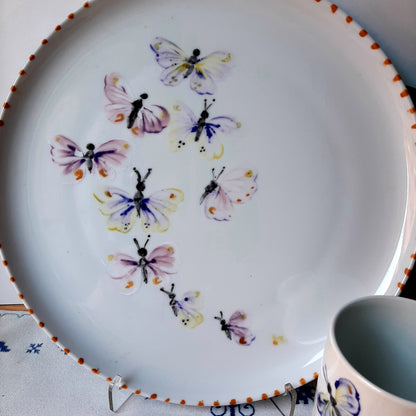 Plato y taza de porcelana esmaltado, pintado a mano, mariposas, objeto artesanal, arte floral.