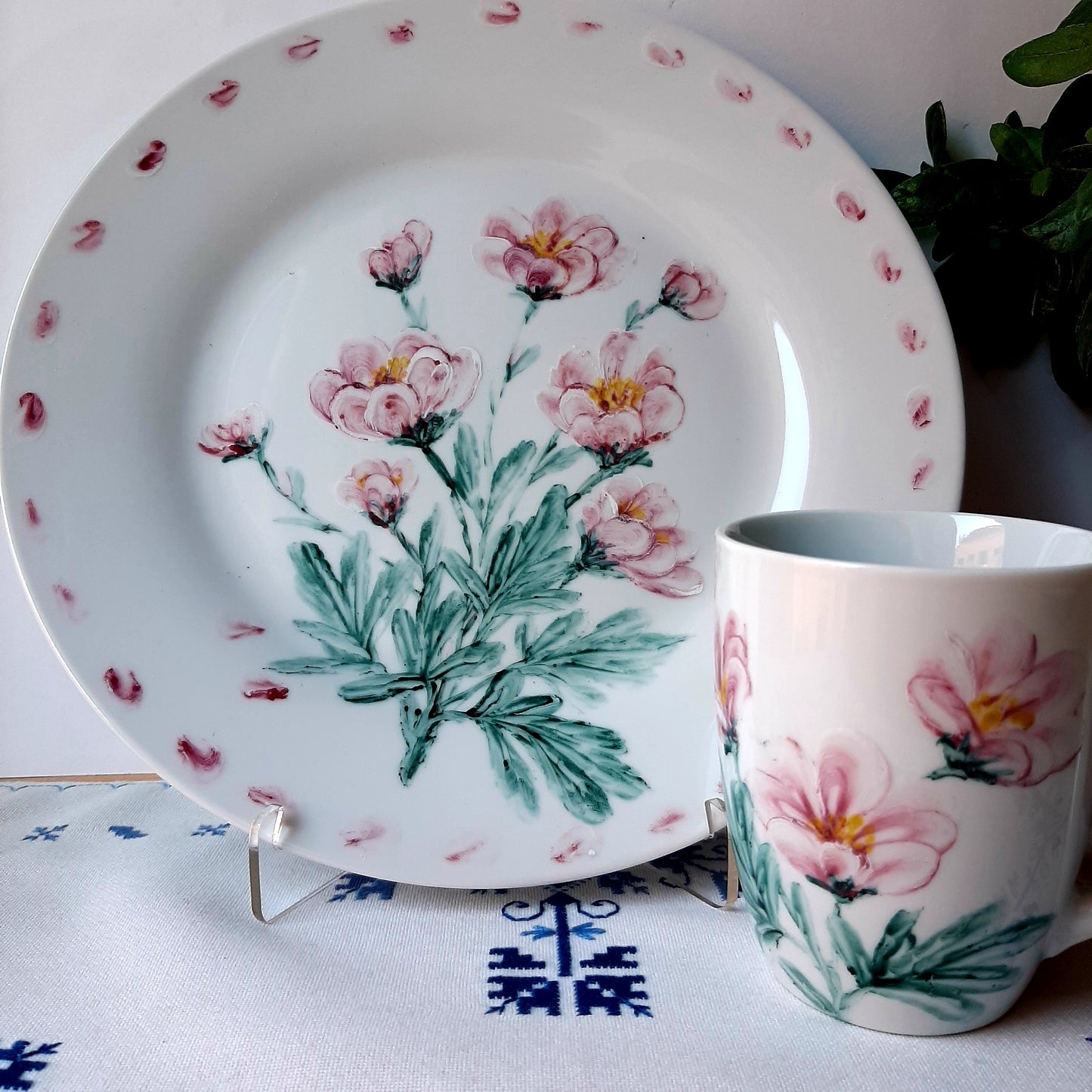 Plato y taza de porcelana esmaltado, pintado a mano, peonia silvestre, objeto artesanal, arte floral, únicos .