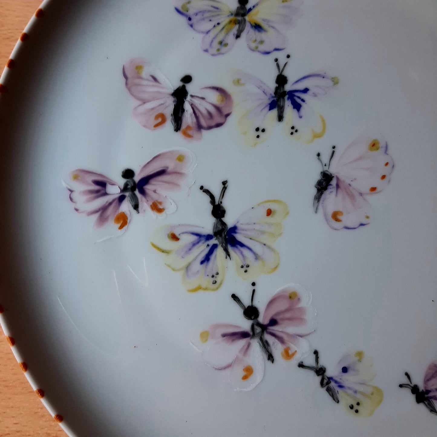 Plato y taza de porcelana esmaltado, pintado a mano, mariposas, objeto artesanal, arte floral.