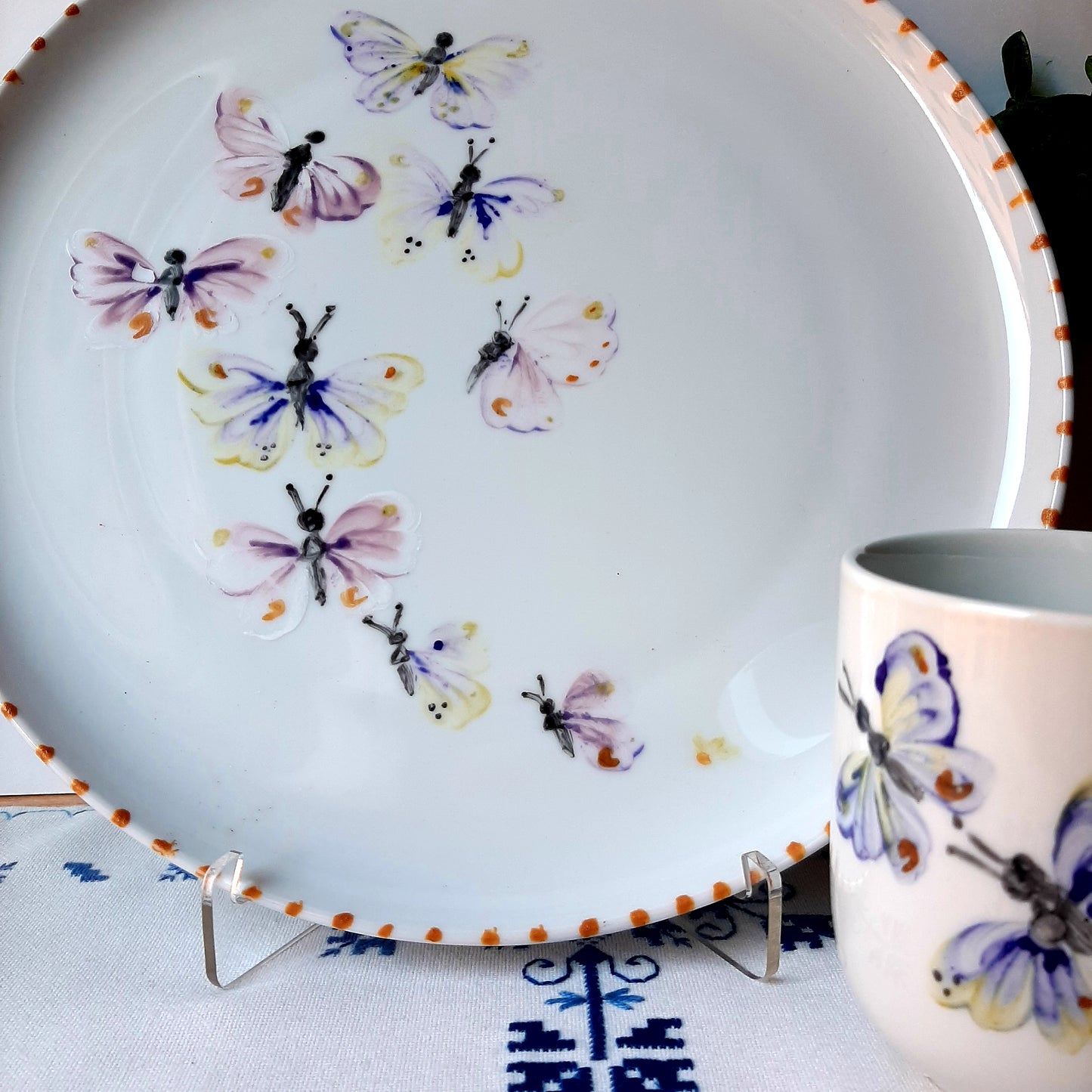 Plato y taza de porcelana esmaltado, pintado a mano, mariposas, objeto artesanal, arte floral.