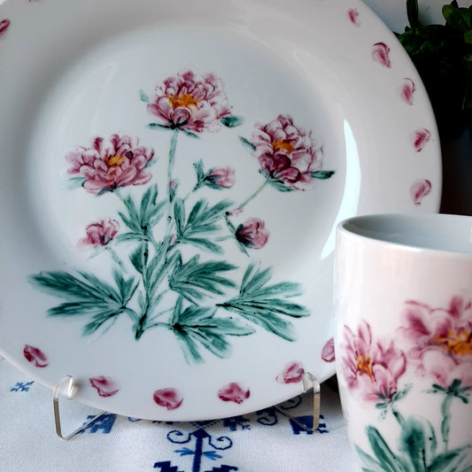 Plato y taza de porcelana esmaltado, pintado a mano, peonia silvestre, objeto artesanal, arte floral, únicos .