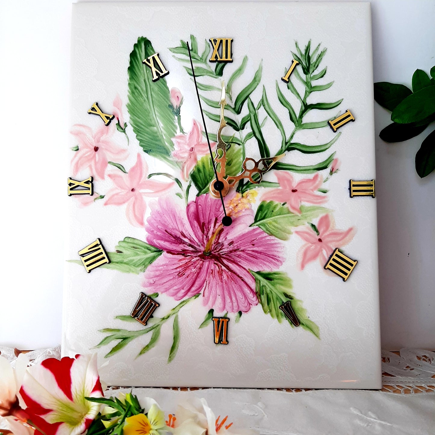 Reloj de azulejo de porcelana esmaltado pintado a mano tropical artesanal floral único.