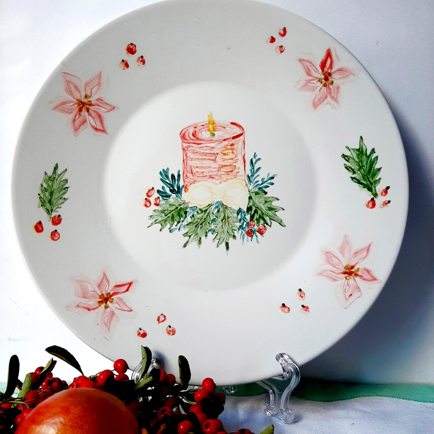 Plato esmaltado de porcelana, pintado a mano,  motivo navideño, único, artesanal, no calcomania .