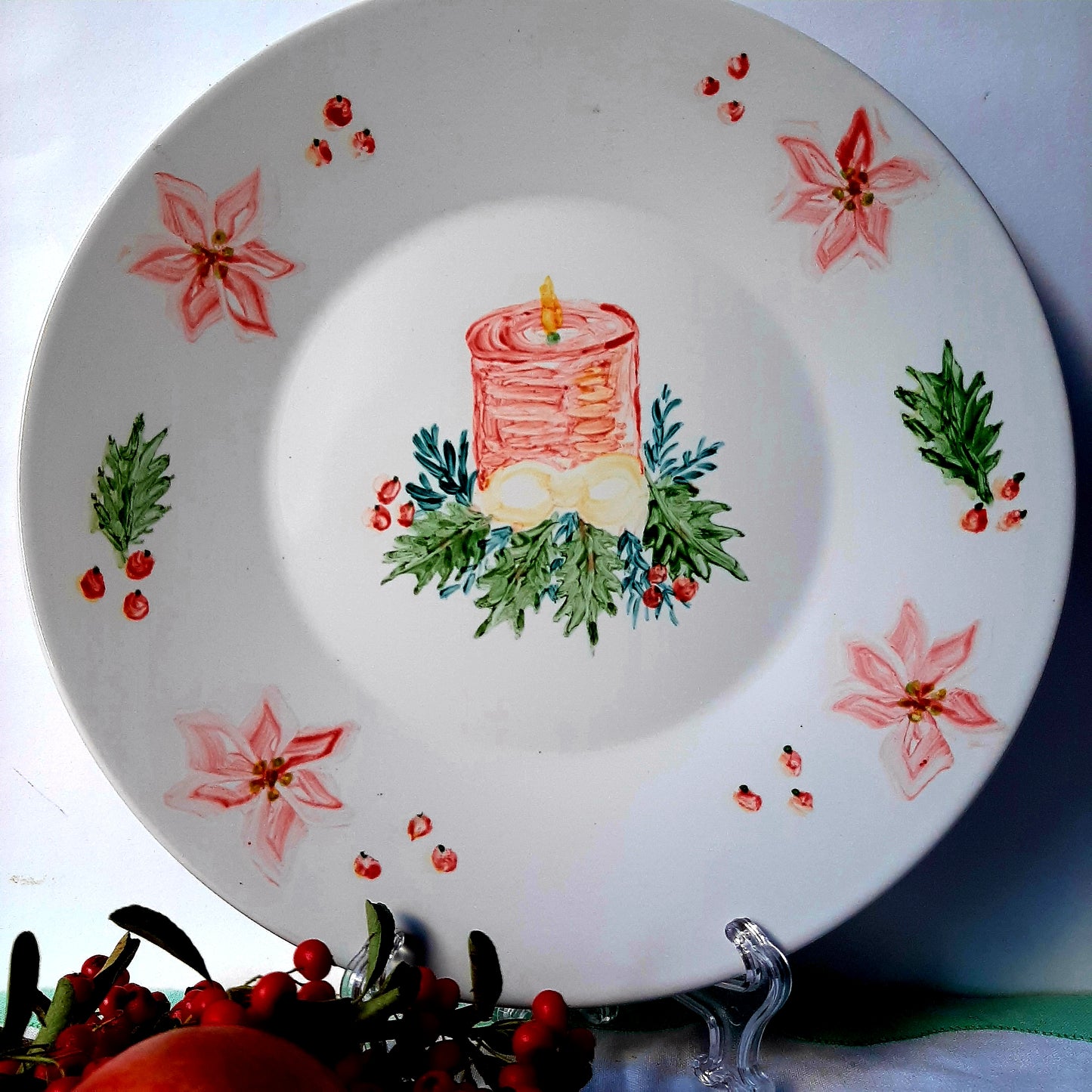 Plato esmaltado de porcelana, pintado a mano,  motivo navideño, único, artesanal, no calcomania .