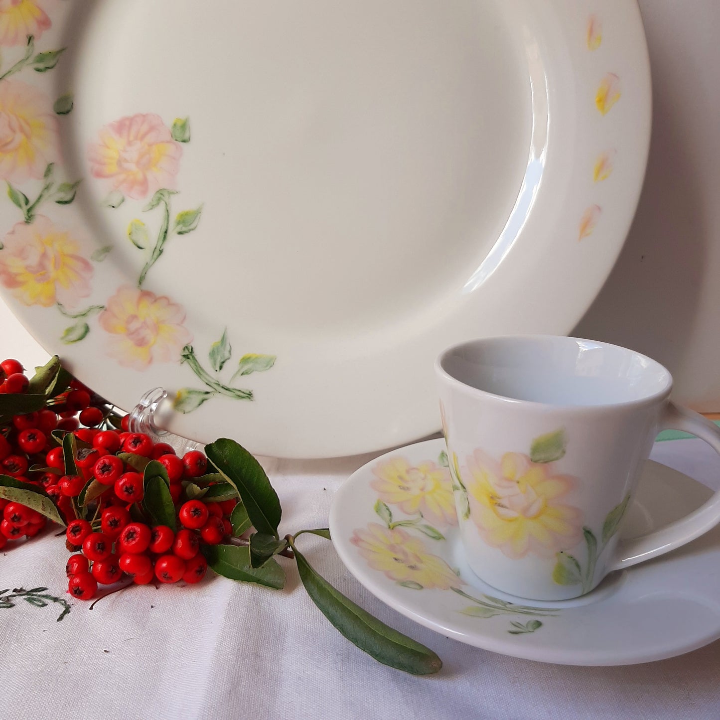 Juego de café 6 servicios porcelana pintada a mano  rosas floral artesanal.