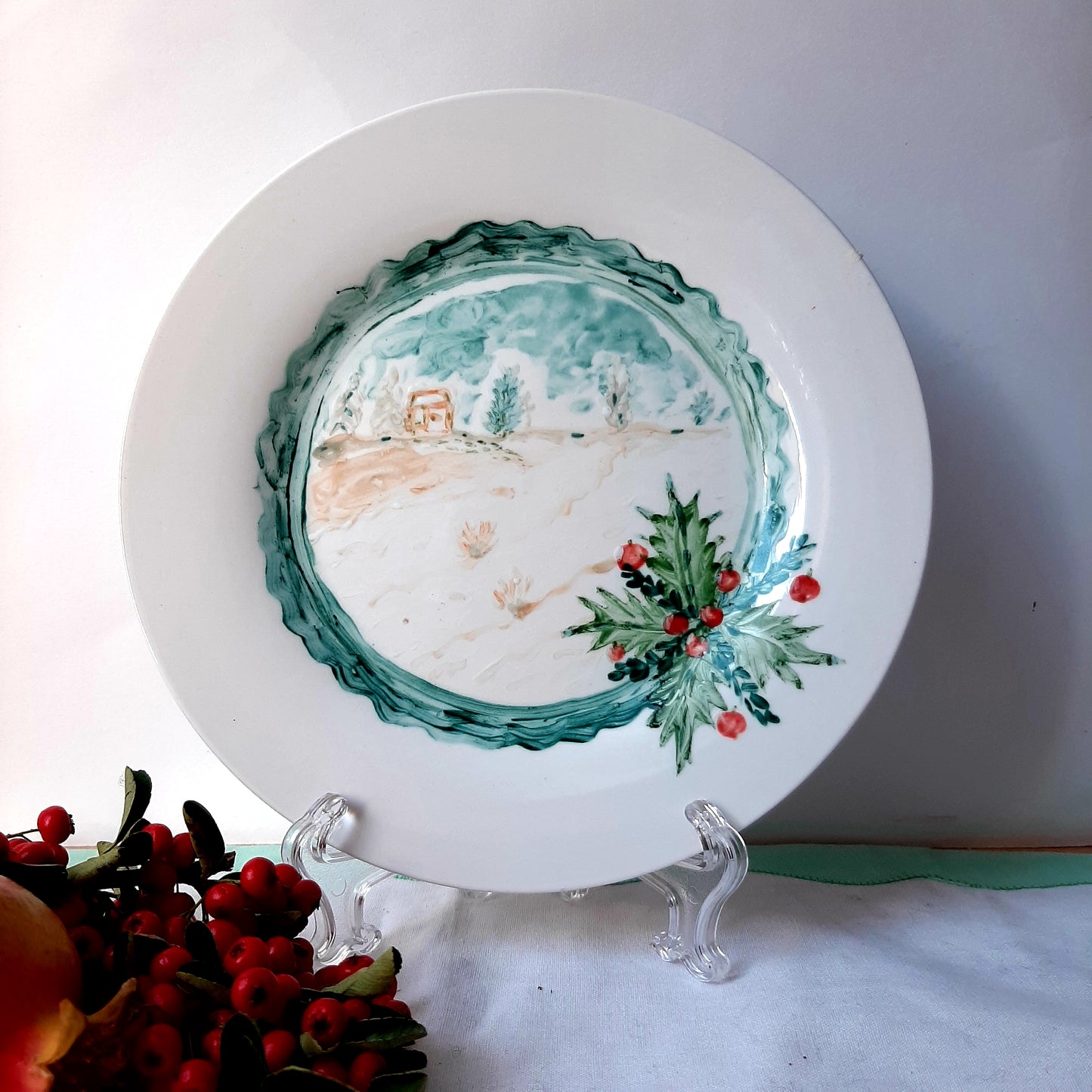 Plato esmaltado de porcelana, pintado a mano,  paisaje navideño, único, artesanal, no calcomania .