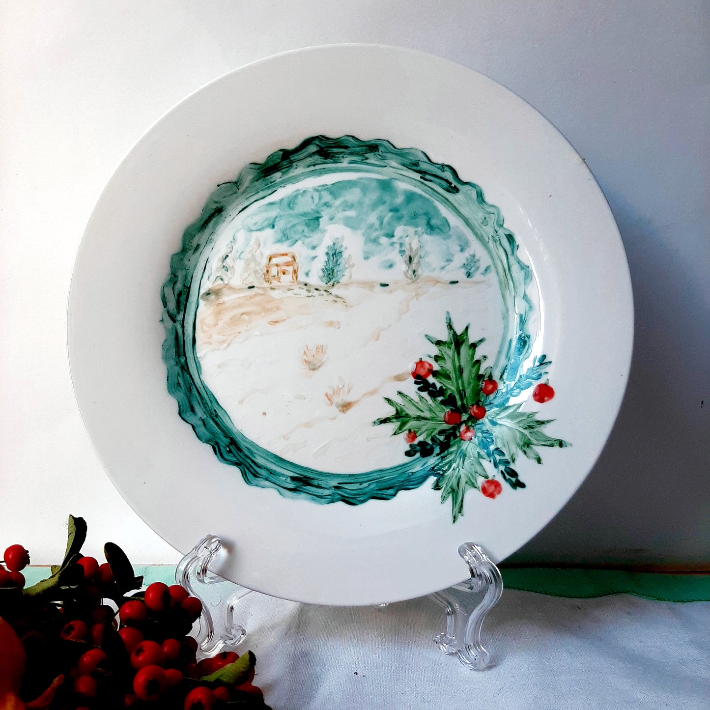 Plato esmaltado de porcelana, pintado a mano,  paisaje navideño, único, artesanal, no calcomania .