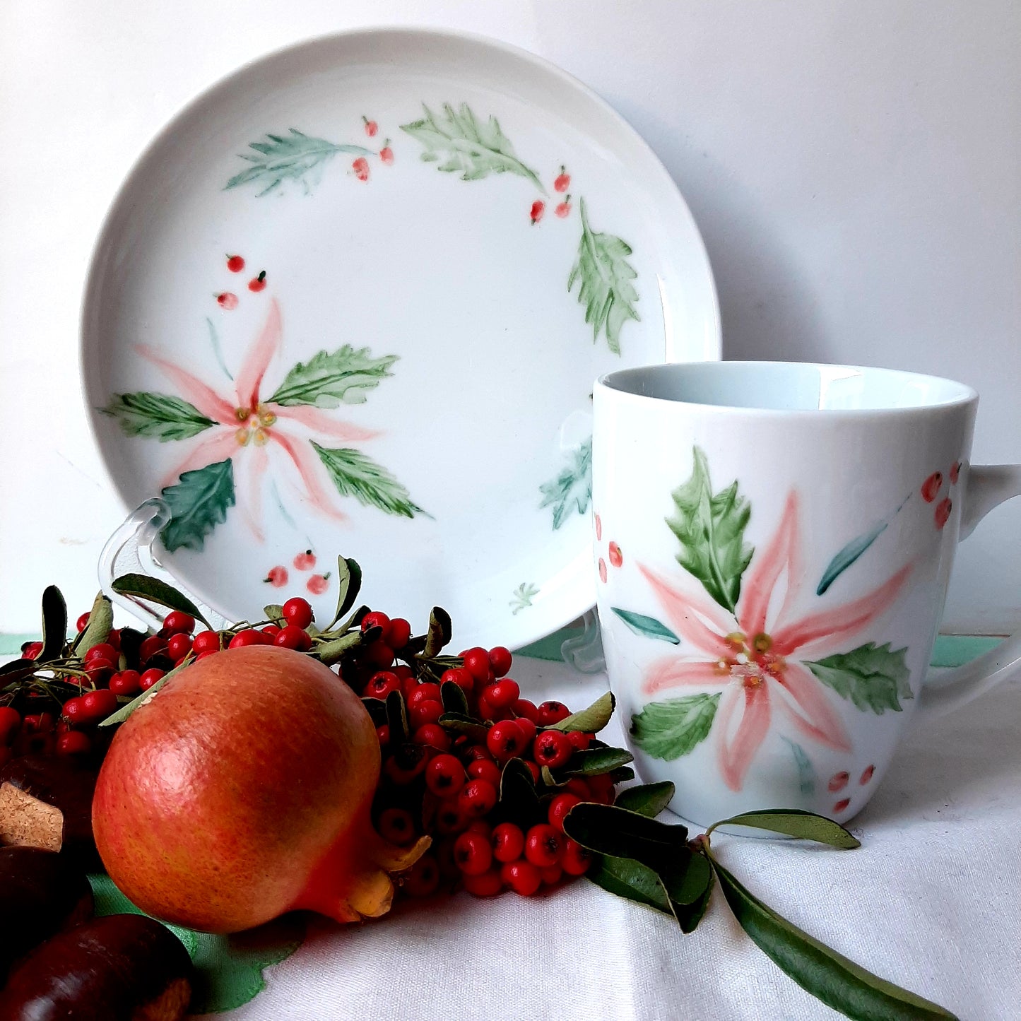 Plato y taza esmaltado de porcelana, pintado a mano,  motivo navideño, único, artesanal, no calcomania .