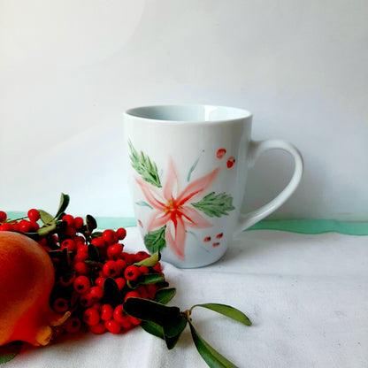 Taza esmaltada de porcelana, pintado a mano,  motivo poinsetia, único, artesanal, no calcomania .