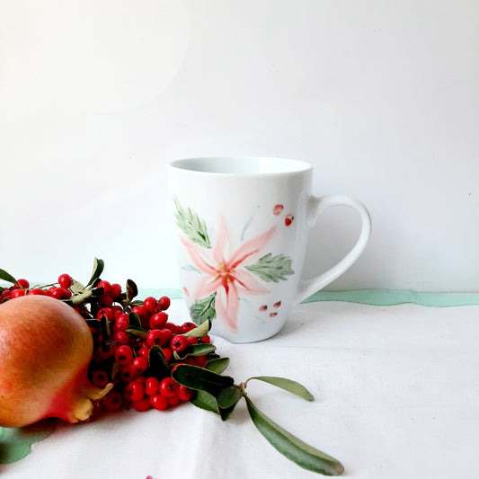 Taza esmaltada de porcelana, pintado a mano,  motivo poinsetia, único, artesanal, no calcomania .