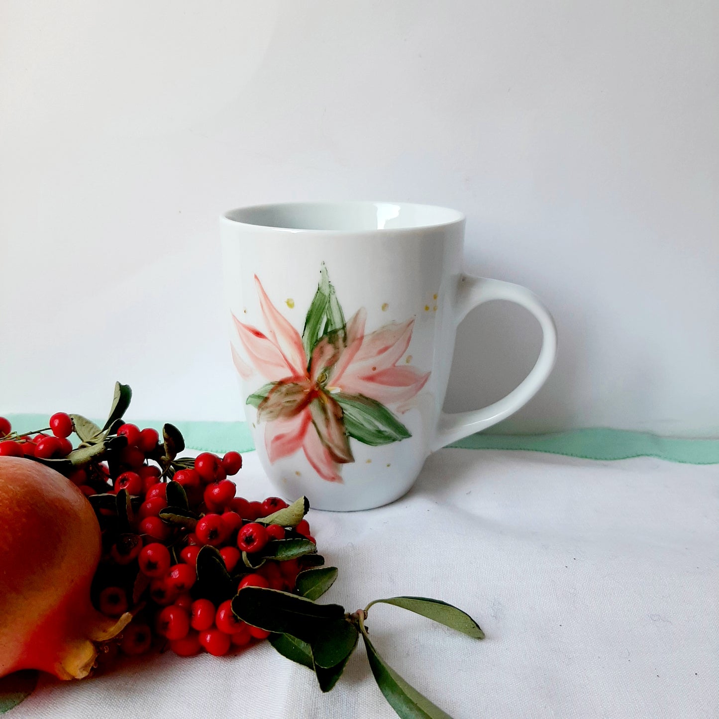 Taza esmaltada de porcelana, pintado a mano, poinsetia, único, artesanal, no calcomania .