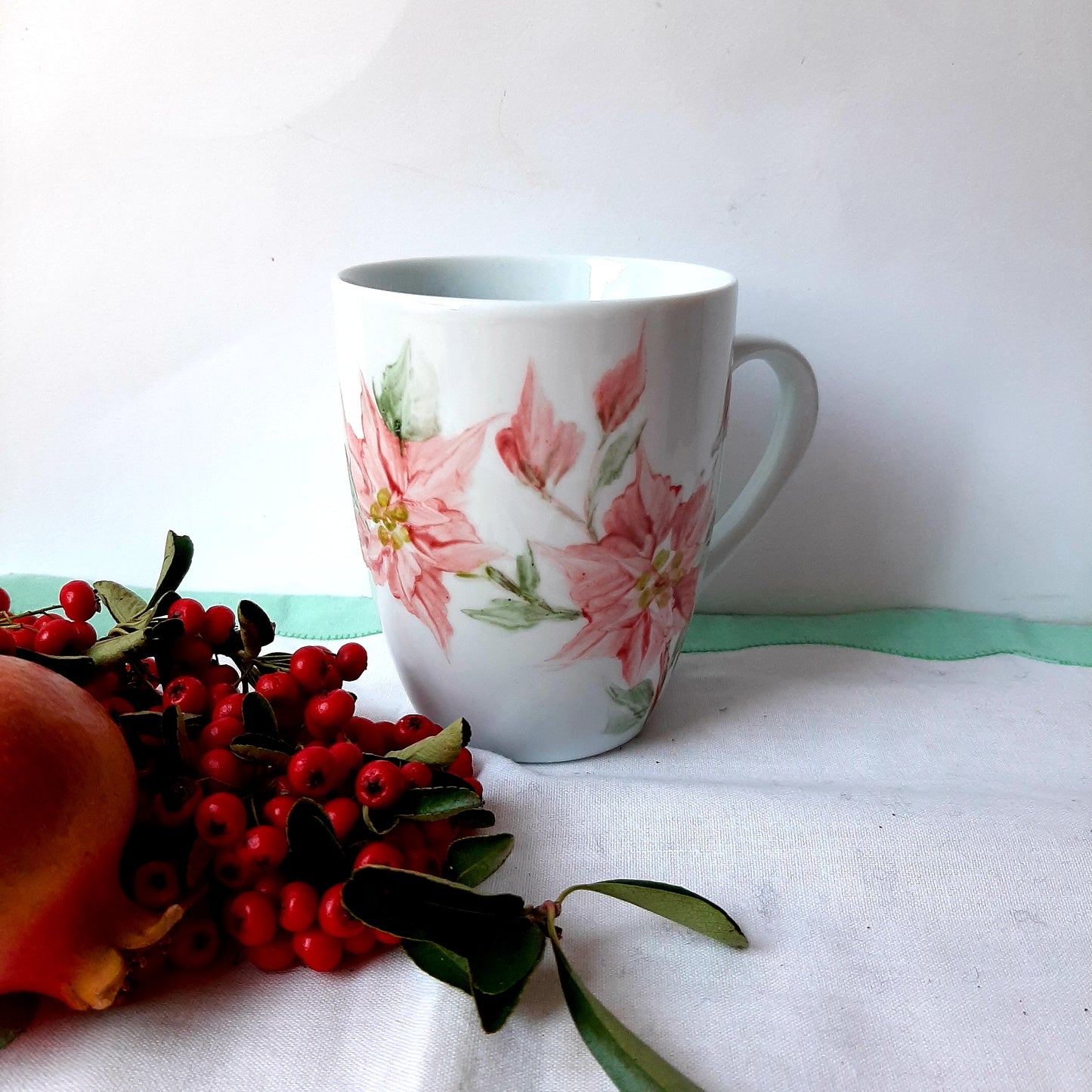 Taza esmaltada de porcelana, pintado a mano, poinsetia, único, artesanal, no calcomania .