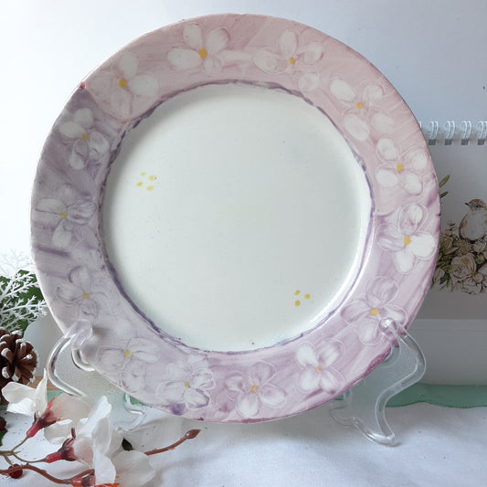 plato de porcelana esmaltado, pintado a mano alzada no calcomania nspirado en un motivo de primavera. Estilo moderno, ideal para regalo en cualquier ocasión y como no para decoracion o combinar con una vajilla con este motivo,