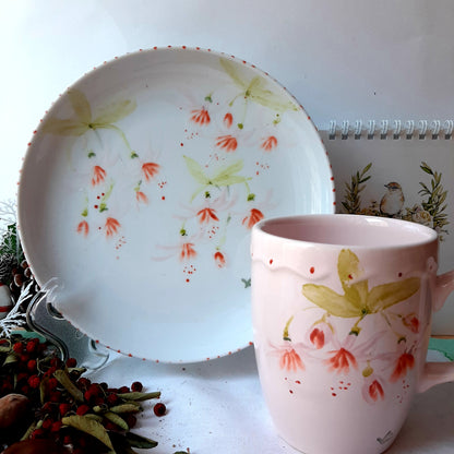 Plato y taza  pintado a mano pendientes de la reina porcelana floral artesanal.