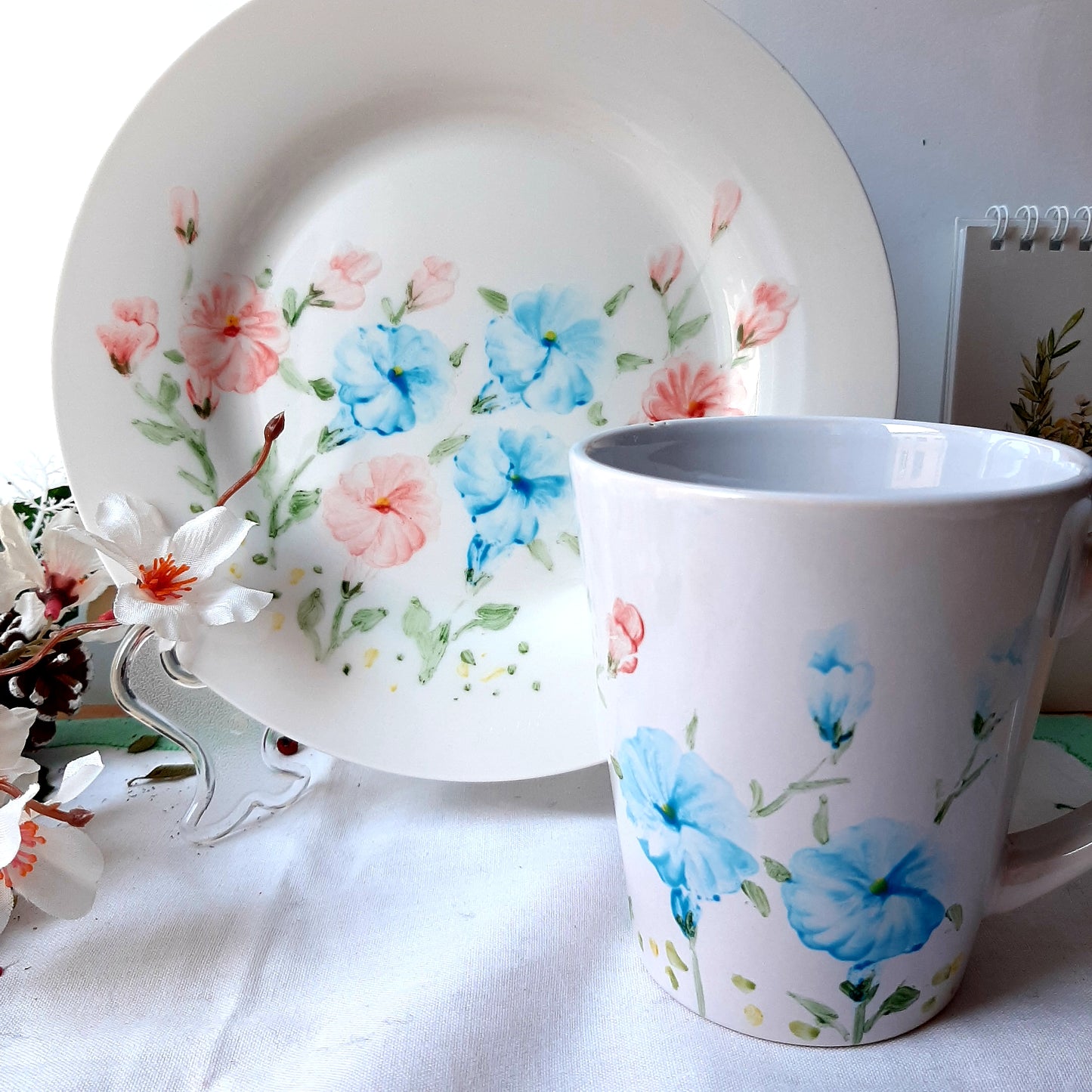 Plato y taza set pintado a mano porcelana petunia floral artesanal.