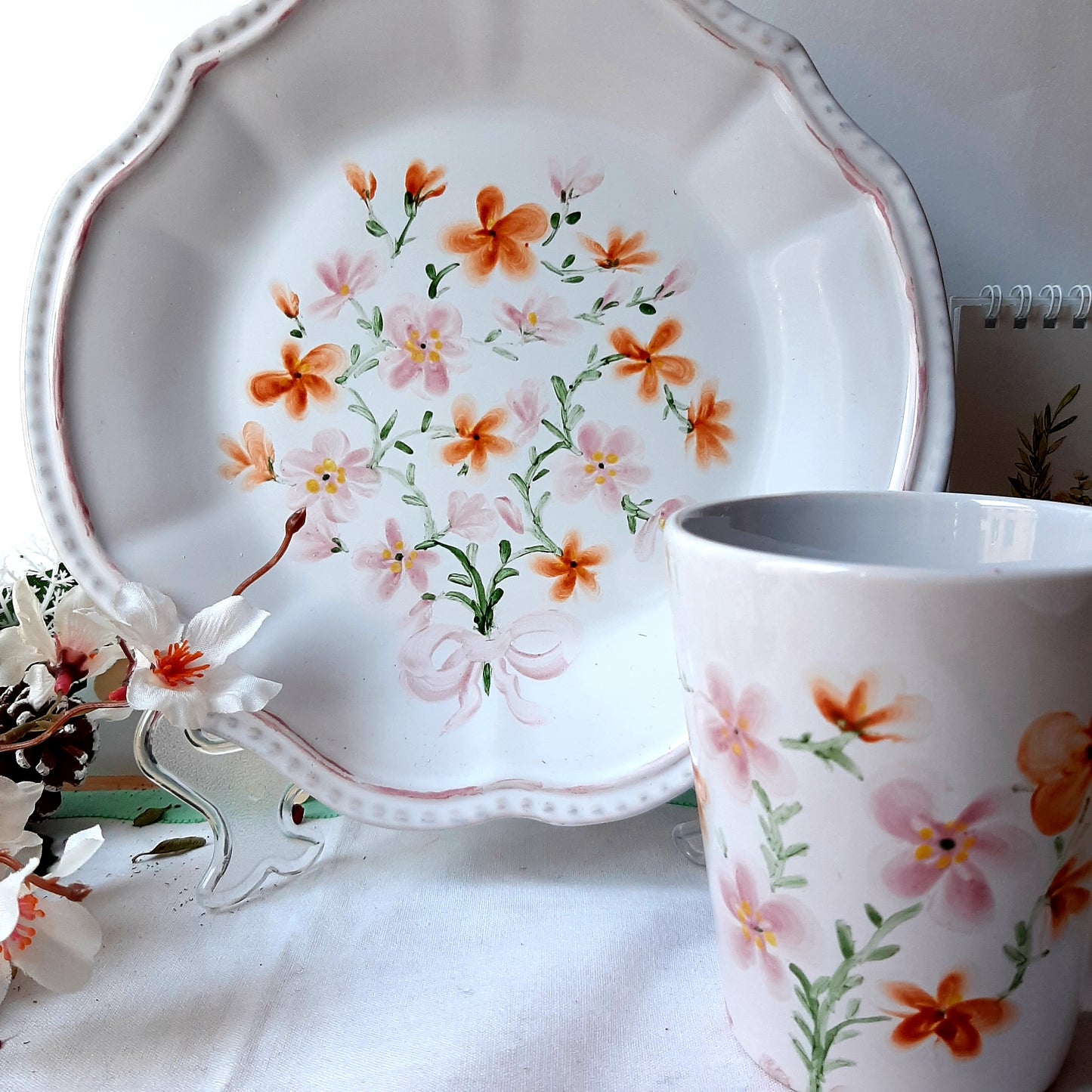 set plato y taza de porcelana esmaltadas, pintado a mano alzada,Inspirados en las flores primaveras con el color muy vivo, de muy distintos colores y matices que son tan vistosos en la estación de primavera, y verano, único