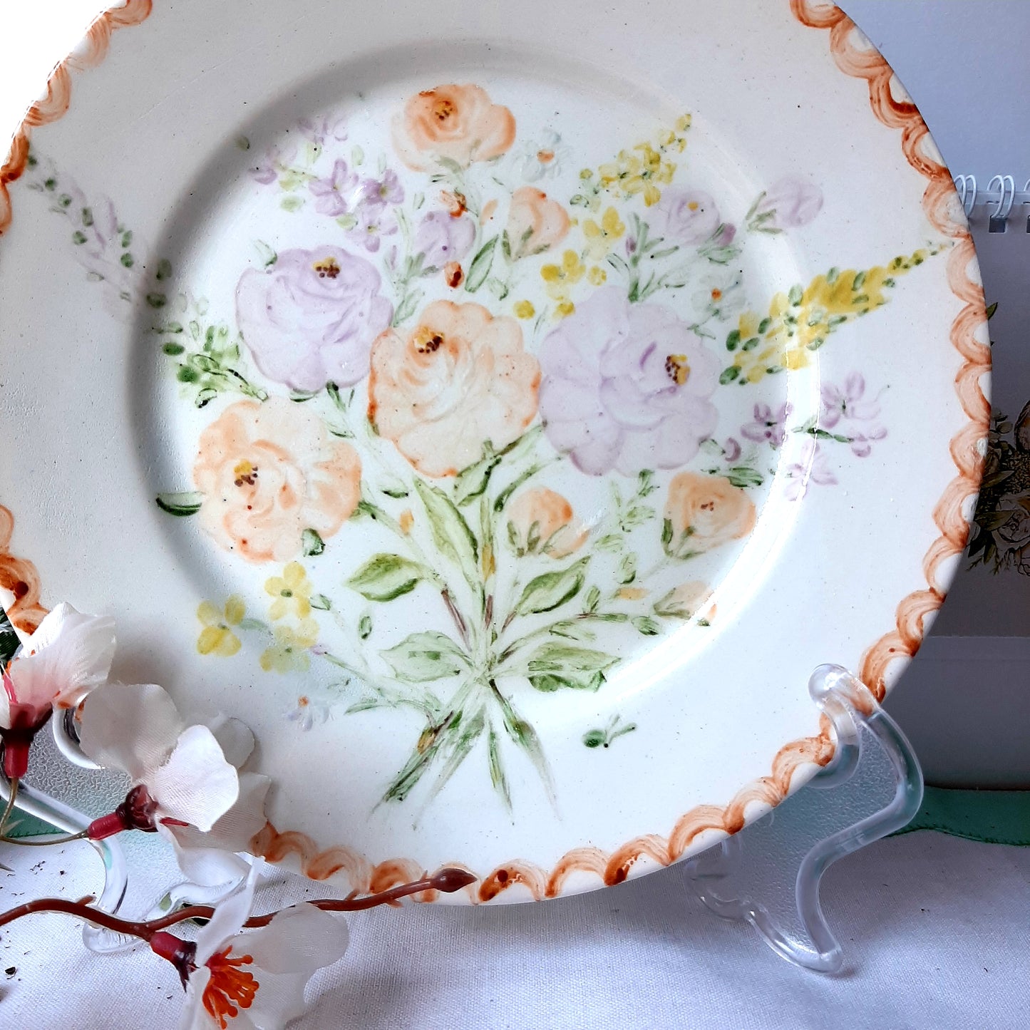 Plato pintado a mano rosas porcelana floral único artesanal, no calcomania .