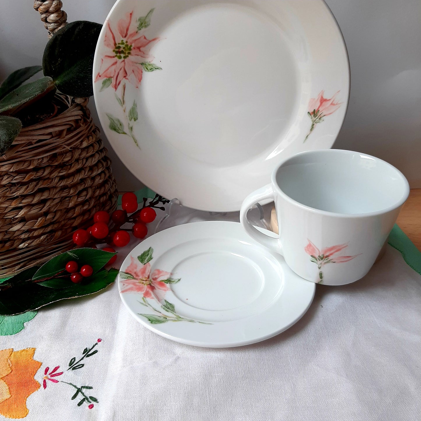 Juego de café ó te esmaltado porcelana pintada a mano poinsettia Navidad unico.