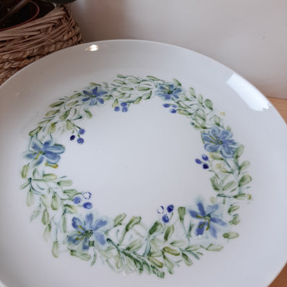 Plato  porcelana pintado a mano corona de primaveras único  artesanal no calcomania .