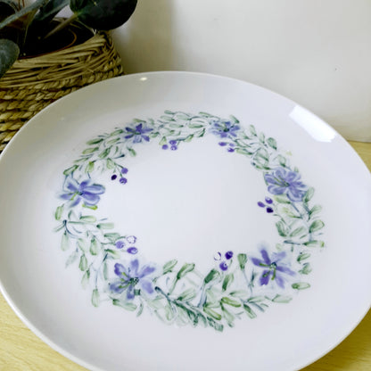 Plato  porcelana pintado a mano corona de primaveras único  artesanal no calcomania .