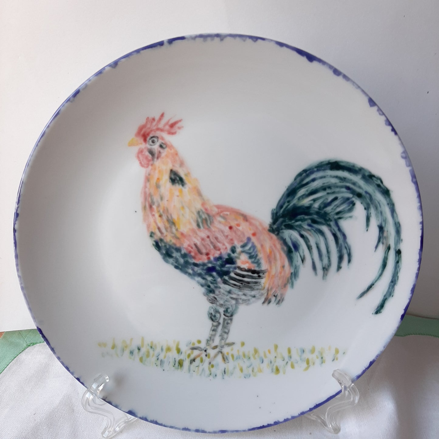 Plato esmaltado de porcelana pintado a mano gallo artesanal único no calcomania .