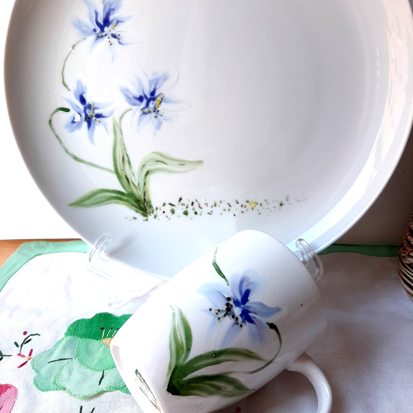 Plato y taza de porcelana esmaltado, pintado a mano, orquideas  azul cobalto, objeto artesanal, arte floral.