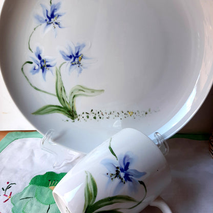 Plato y taza de porcelana esmaltado, pintado a mano, orquideas  azul cobalto, objeto artesanal, arte floral.