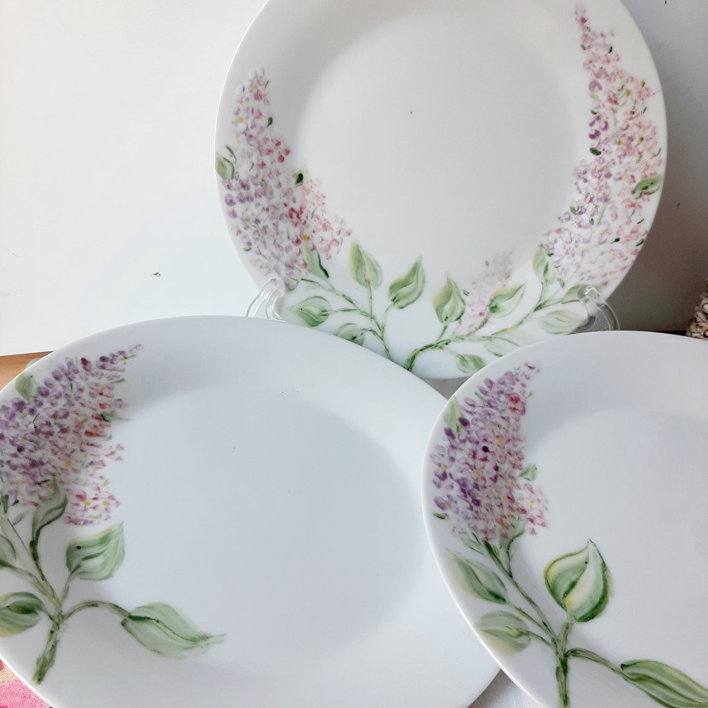 Vajilla de porcelana pintada a mano lilas artesanal floral.