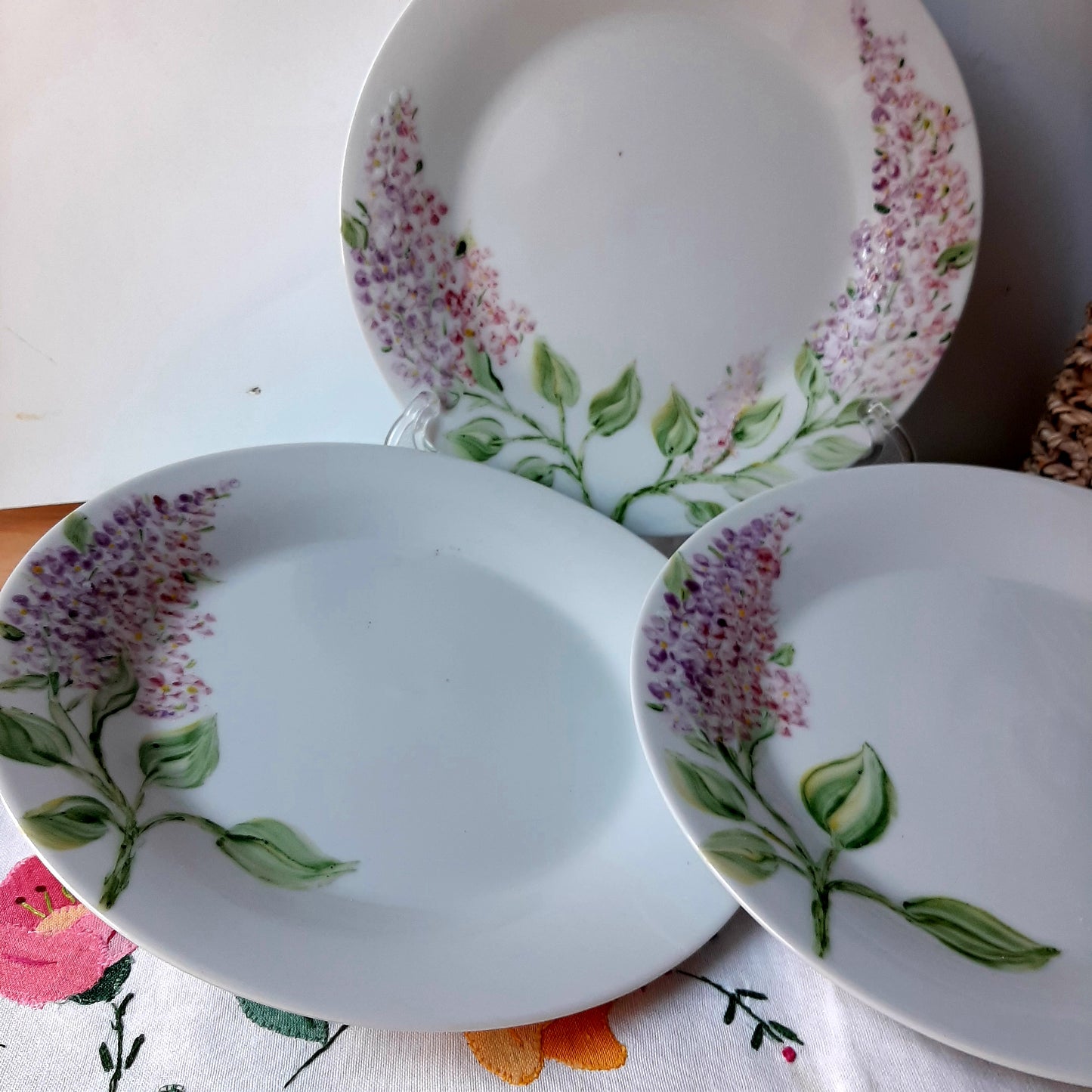 Vajilla de porcelana pintada a mano lilas artesanal floral.