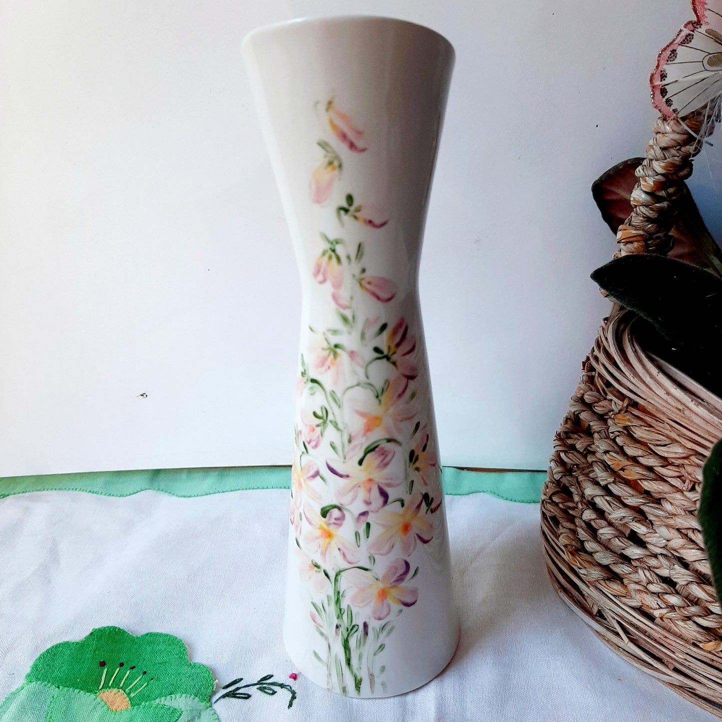 Jarrón de porcelana esmaltado pintado a mano floral violetas artesanal decorativo.