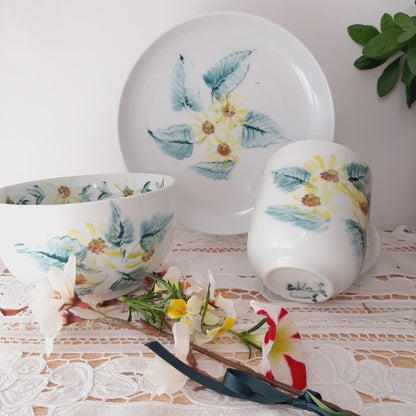 Plato y taza de porcelana esmaltado, pintado a mano, margaritas, objeto artesanal, arte floral, únicos .