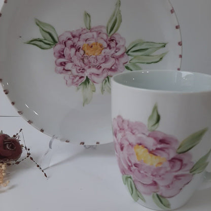 Plato y taza de porcelana esmaltado, pintado a mano, peonia, objeto artesanal, arte floral, únicos .