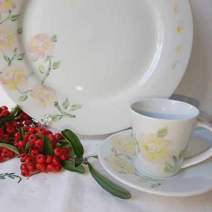 Juego de café 6 servicios porcelana pintada a mano  rosas floral artesanal.