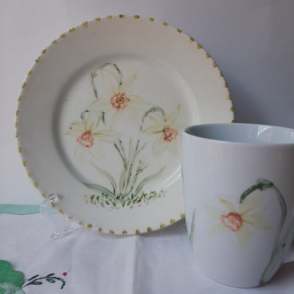 Plato y taza de porcelana esmaltado, pintado a mano, narciso, original, artesanal, arte floral, únicos .