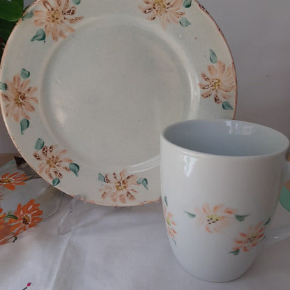 Plato y taza de porcelana esmaltado, pintado a mano, caléndula,  objeto artesanal, arte floral.