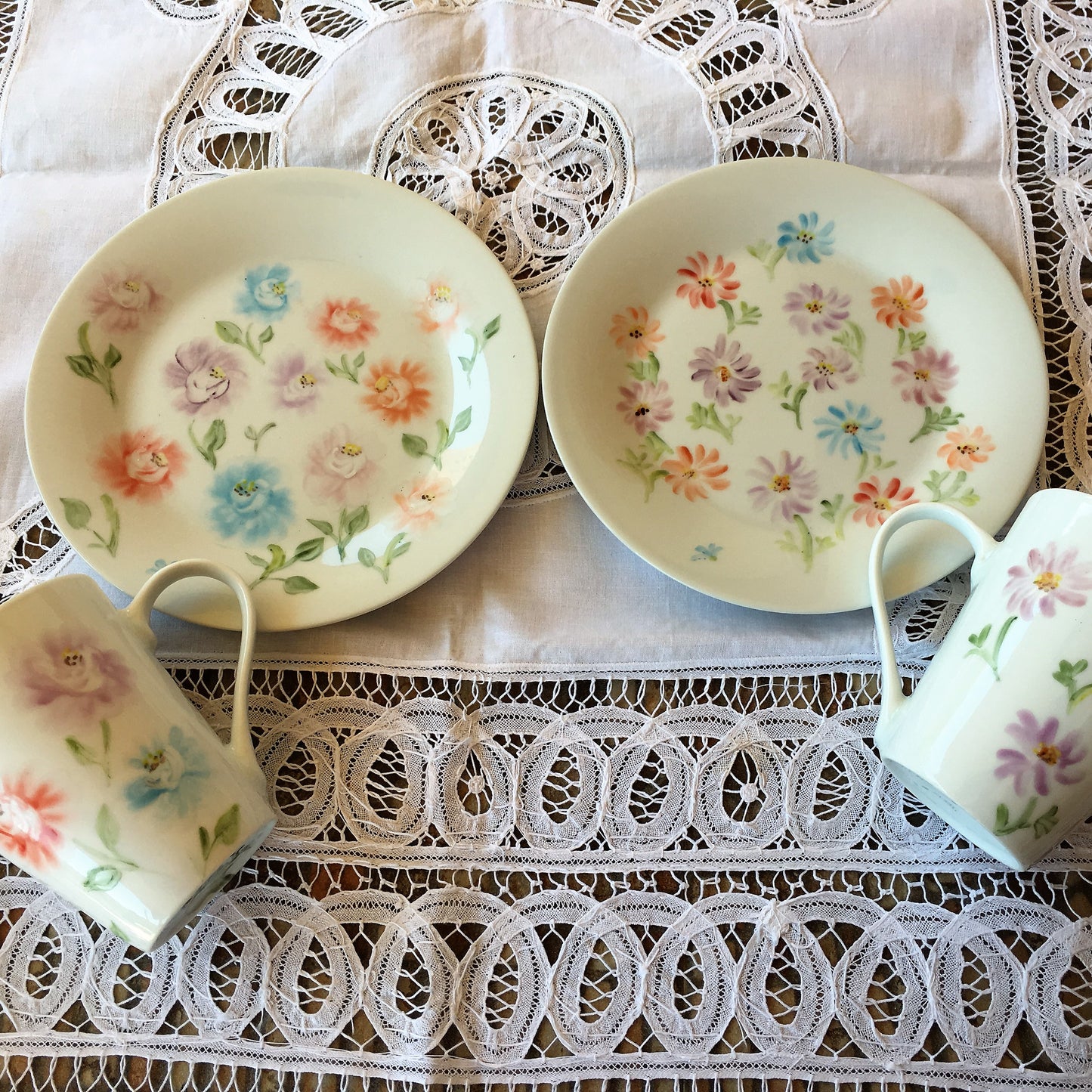 Platos  y tazas set de 4, porcelana esmaltado pintado a mano, modelo capa de torero.