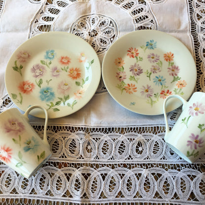 Platos  y tazas set de 4, porcelana esmaltado pintado a mano, modelo capa de torero.