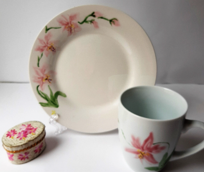 Plato y taza de porcelana esmaltado, pintado a mano, orquideas  rosa, objeto artesanal, arte floral.