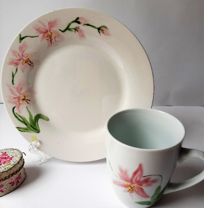 Plato y taza de porcelana esmaltado, pintado a mano, orquideas  rosa, objeto artesanal, arte floral.