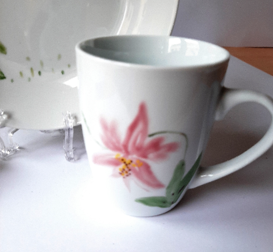 Plato y taza de porcelana esmaltado, pintado a mano, orquideas  rosa, objeto artesanal, arte floral.